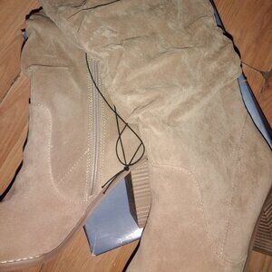 Size 13 womens winter boot. ( New with tags)
